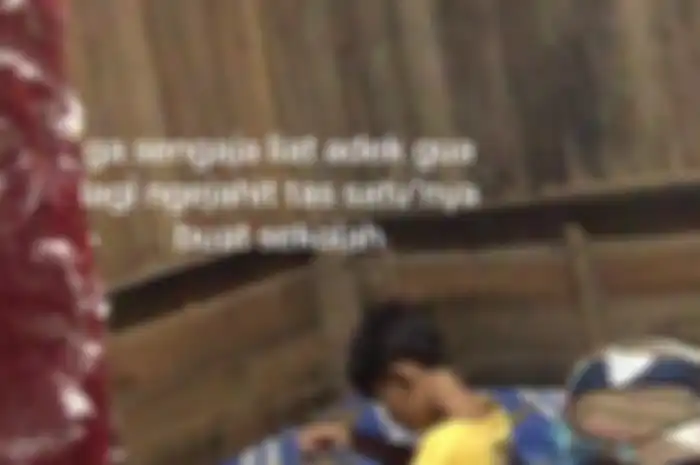 Viral di TikTok bocah laki-laki jahit tas sekolah satu-satunya, sang kakak pasrah
