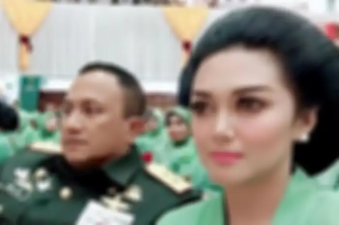 Bella Saphira bersama suaminya, Agus Surya Bakti.