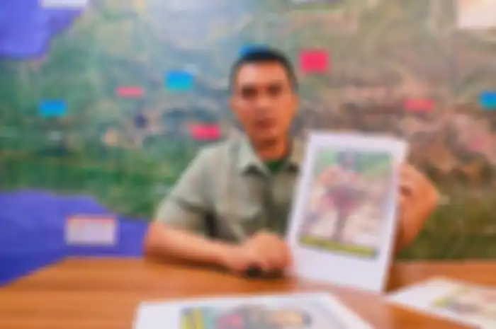 Kasatgas Humas Damai Cartenz, AKBP Bayu Suseno menunjukan foto anggota KKB Papua, Alenus Tabuni  yang diamankan Minggu pagi. 