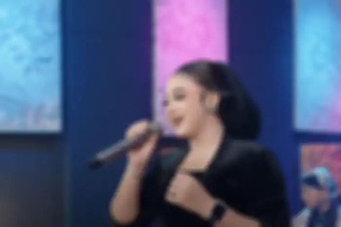 Lirik dan terjemahan lagu Lamunan Niken Salindry