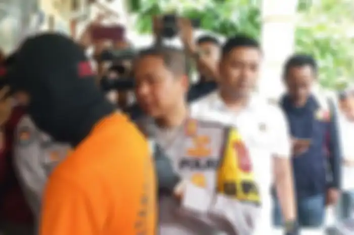 EM, oknum PNS Kepsek SD Negeri di Sukabumi, hanya tertunduk saat konferensi pers, Rabu (21/2/2024). 