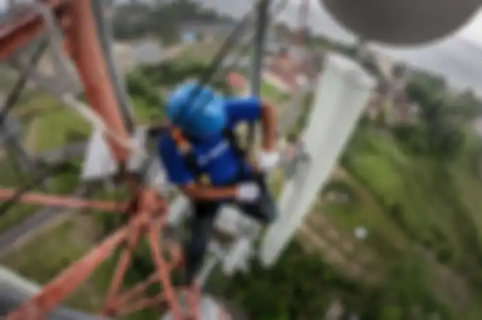Teknisi XL Axiata sedang melakukan pemeliharaan BTS 