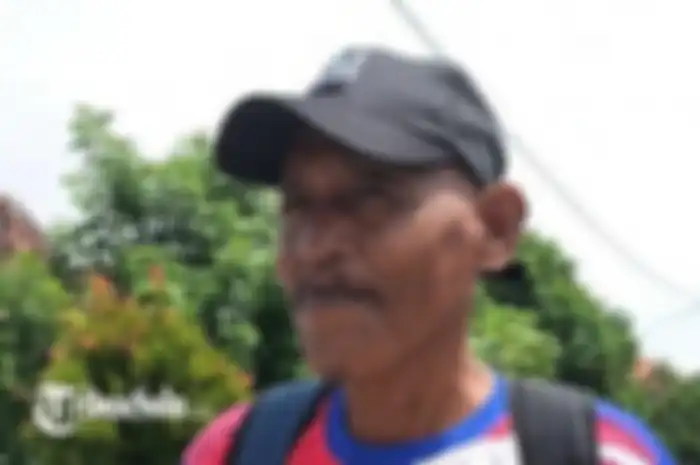 Mariyo (52) seorang warga Desa Pringanom, Kecamatan Masaran, Kabupaten Sragen menunaikan nazar dengan berjalan kaki dari Kabupaten Sragen menuju Jakarta.