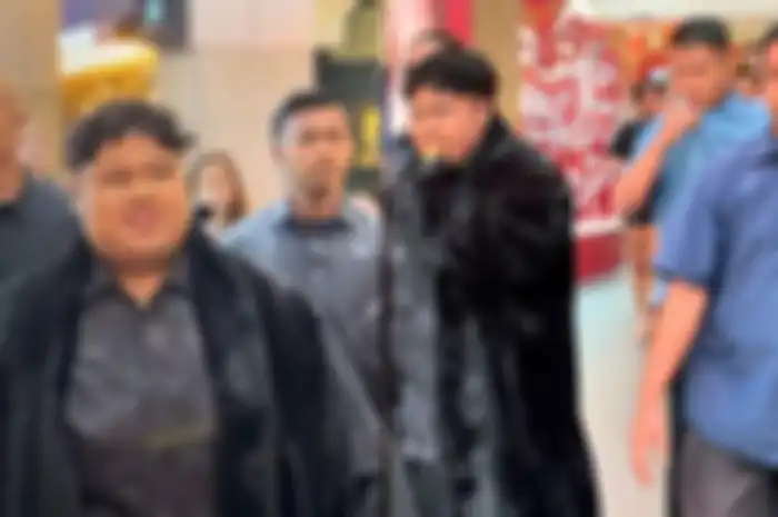 gadis ini sewa 4 bodyguard untuk temani ke mall