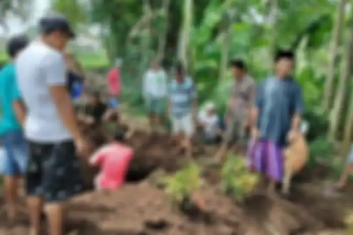 Proses pembongkaran makam lansia di Desa Tugusari, Kecamatan Bangsalsari, Jember, Sabtu (24/2/2024).