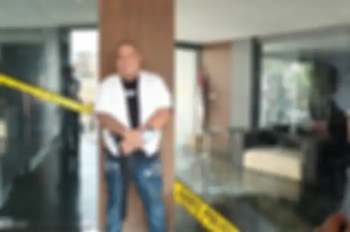 Mantan suami artis diketahui melakukan tindak kriminal percobaan pembunuhan di sebuah gedung perkantoran.