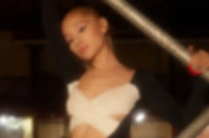 Ariana Grande untuk album Ethernal Sunshine
