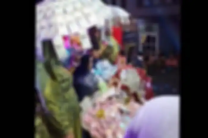 Viral pengantin di Madura mandi uang saweran.    
