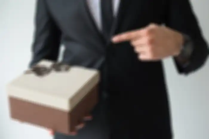 Hadiah untuk pasangan yang kerja sebagai hakim.