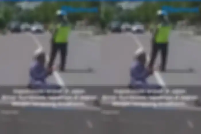 Seorang pria berdoa di tengah jalan usai ditilang, doakan polisi kena azab.