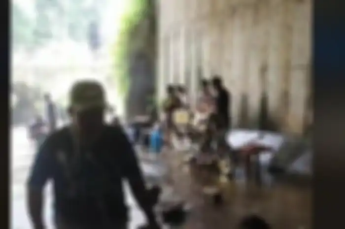  Viral, kolong jembatan disulap jadi tempat ngopi di Pasuruan, meski dianggap bahaya dilalui aliran sungai tetap ramai dikujungi kaula muda  