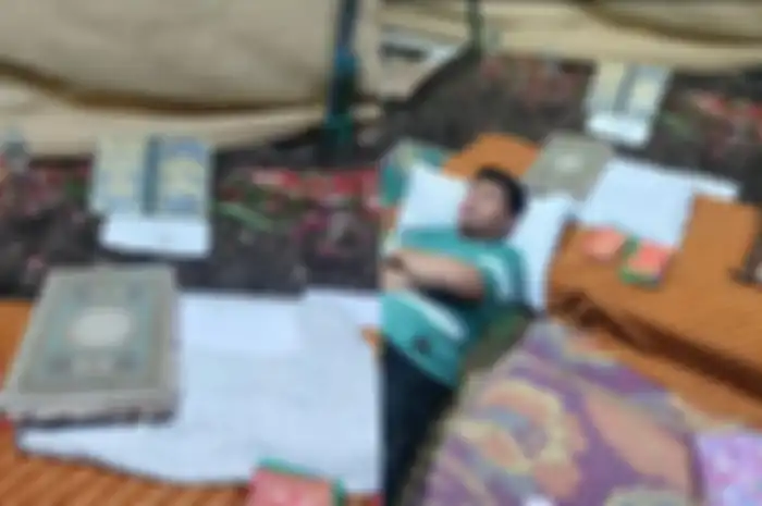 pria di Majalengka tidur di makam ibu dan istrinya