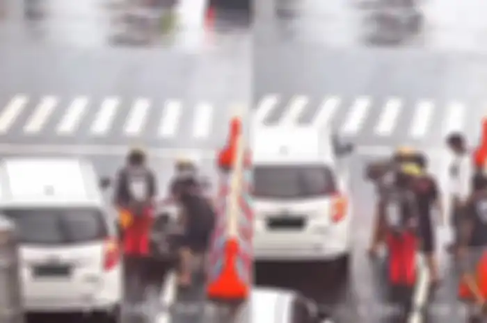 Viral video mobil senggol emak-emak di lampu merah hingga terjatuh