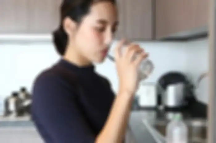 Ilustrasi minum air putih