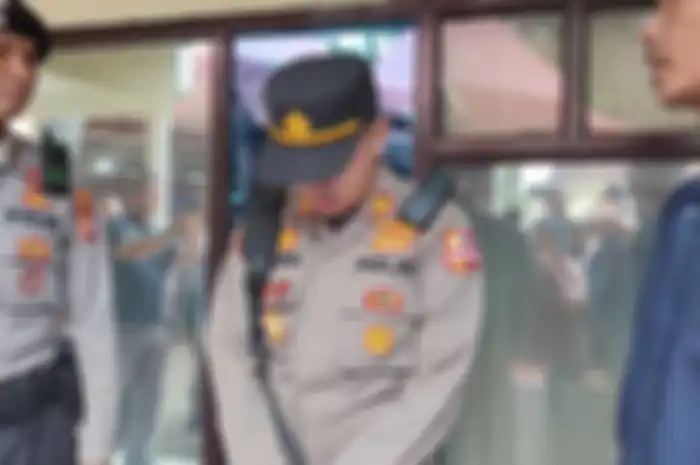 Polisi memperlihatkan polisi gadungan bernama David heydar Pratama (26) menggunakan baju polisi yang didapatkannya di toko daring, Rabu (6/3/2024). pelaku menipu wanita asal Bandung ratusan juta rupiah, uangnya digunakan judi slot.