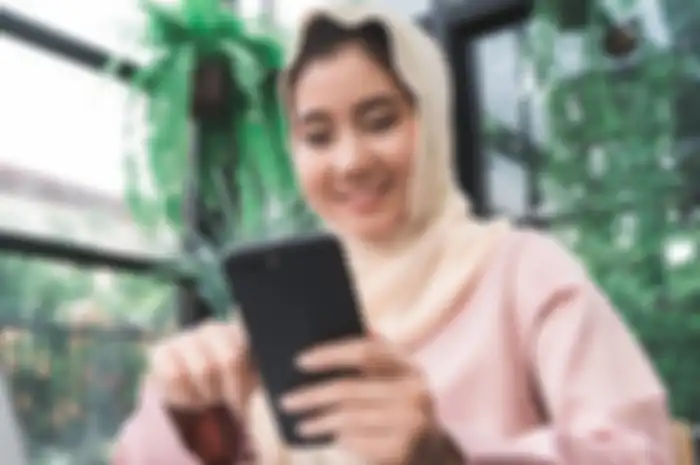 ilustrasi mengirim pesan di momen Hari Raya Idul Fitri