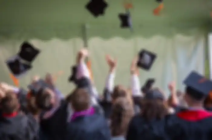Hadiah untuk teman yang wisuda