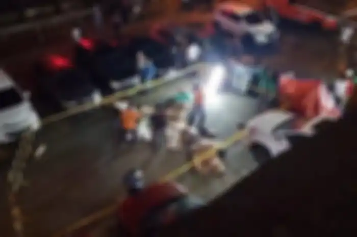 Polisi melakukan olah TKP di tempat kejadian sekeluarga tewas usai melompat dari rooftop lantai 21 Apartemen Teluk Intan, Kelurahan Pejagalan, Penjaringan, Jakarta Utara, Sabtu (9/3/2024).