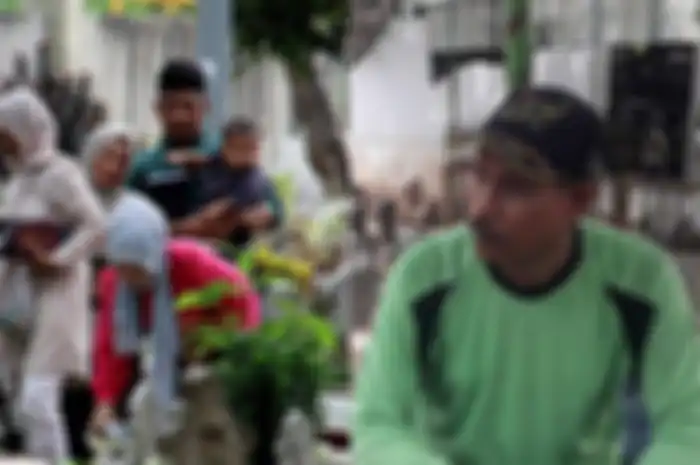 Cerita Rochmadi, tukang besih-bersih makam yang panen uang menjelang Ramadan 2024.