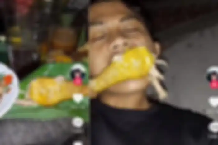 Tangkapan layar pria nekat makan ayam sesajen di gudang rumah. 