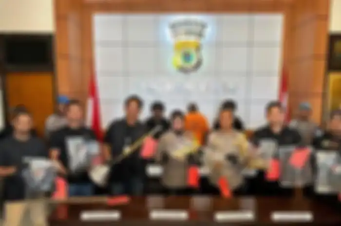 Polres Buru menggelar konferensi pers terkait penangkapan pelaku pencurian hiasan Kubah Masjid Al Hida Desa Kayeli, Kabupaten Buru, Maluku pada Senin (11/3/2024). 