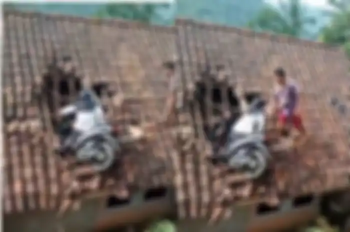 Dua siswa SD apes saat ngabuburit, alami kecelakaan hingga sepeda motor nyangkut di atap rumah warga.
