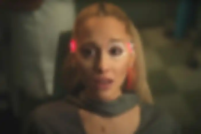 Ariana Grande di MV We Can’t Be Friends