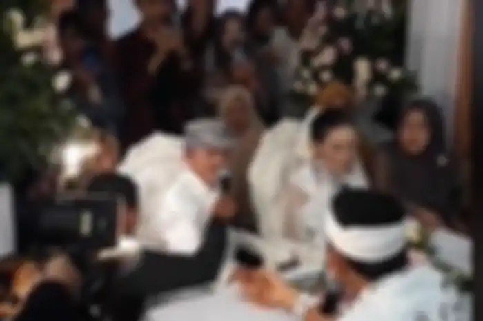 Sebuah video memperlihatkan momen Dedi Mulyadi menikahkan lansia di Subang bernama Aki Jaya dan Nyi Ukasih beredar viral di media sosial. 