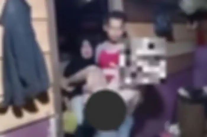 Viral video yang merekam detik-detik NA (15) dievakuasi dari sebuah gubuk di perkebunan Desa Tanjung Bar, Kecamatan Bukit kemuning, Kabupaten Lampung Utara.