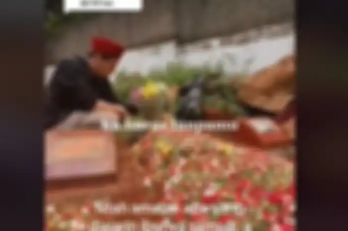 Kisah seorang anak pemuda bernama Yoga yang rela resign hingga tidak menikah dari pekerjaannya demi merawat ibu beredar viral di media sosial. 