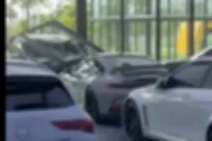 Pengemudi Xpander Tabrak Porsche Mewah Rp8,9 M di Showroom, Adu Kambing hingga Ringsek Depan   