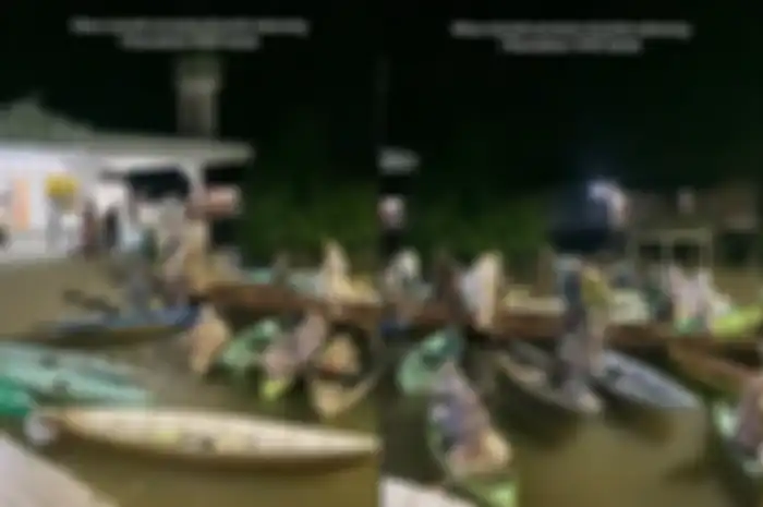 Momen warga di Jambi pulang salat tarawih naik perahu.