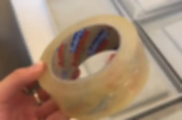 Viral gelang keluaran brand Balenciaga harganya Rp 50 juta, diejek netizen mirip selotip.   