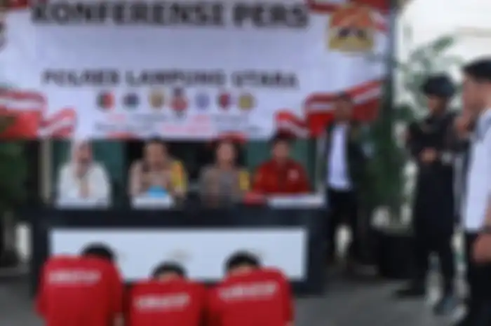 Tiga dari 10 pelaku rudapaksa terhadap NA (15) dihadirkan di Mapolres Lampung Utara saat konferensi pers, Rabu (13/3/2024). Polisi telah menangkap enam pelaku, sedangkan empat lainnya, termasuk pelaku utama, masih buron. 