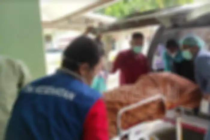Jenazah korban dibawa ke Kamar Jenazah RSUD Ibnu Sina Kabupaten Gresik, Sabtu (16/3/2024). 
