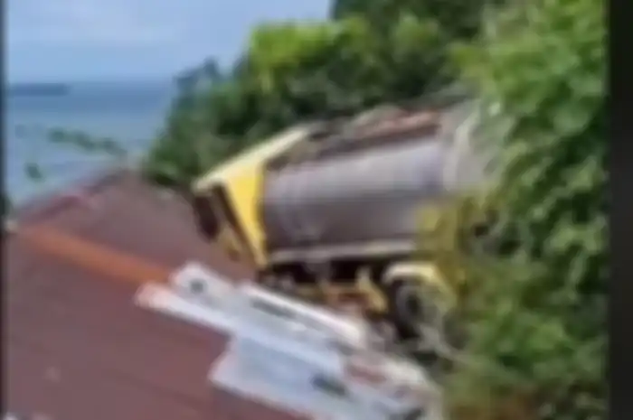Video truk yang menghantam genteng itu viral usai diunggah aku tiktok @hiburandisosmed Jumat (15/3/2024). 
