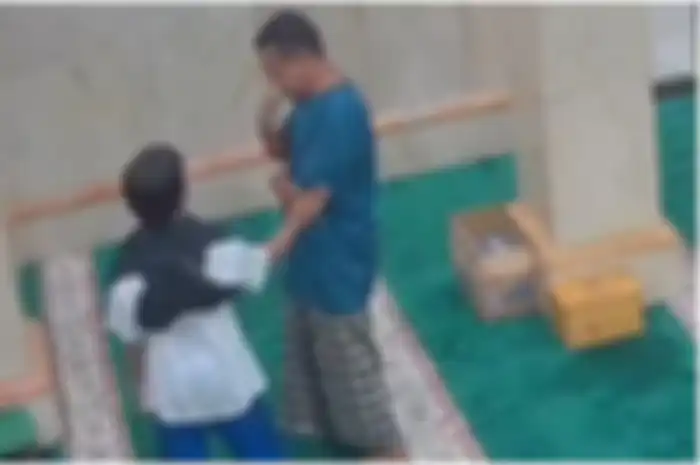 Aksi anak kecil yang menegur seorang bapak ketika salah kiblat