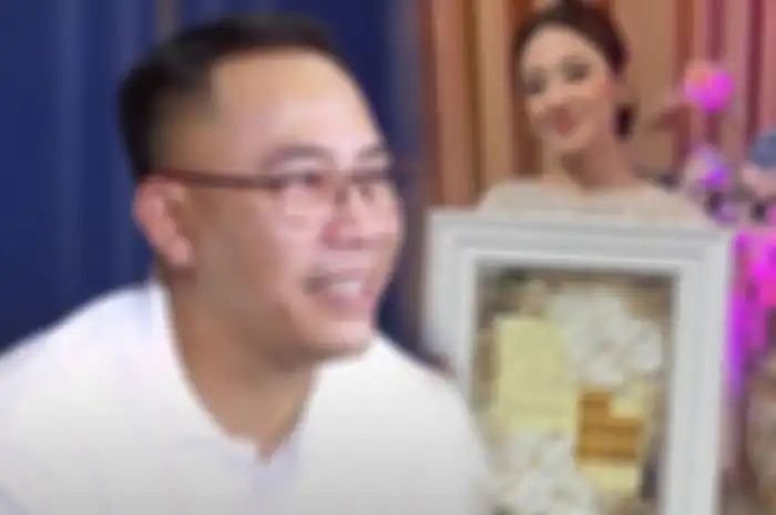 Dewi Perssik terima uang panai dari Rully 1 kg emas (kanan)