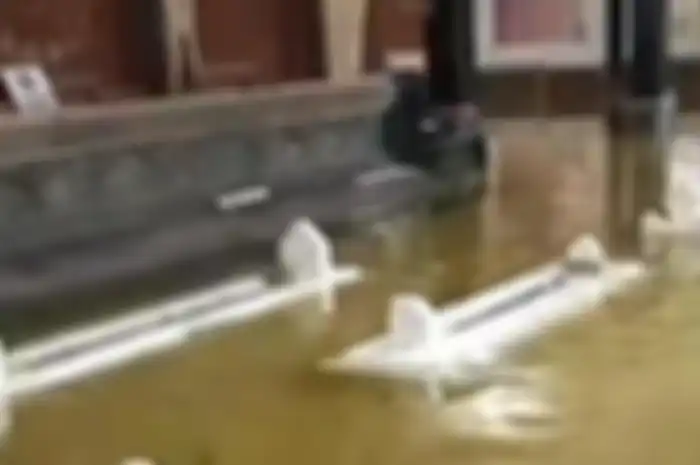 Kompleks makam Sunan Kalijaga di Kadilangu Demak terendam banjir.