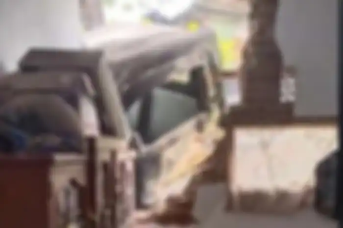 Kejadian mobil menghantam dinding rumah warga di Tasikmalaya viral di TikTok usai diunggah akun @tegarsusandi30 Selasa (19/3/2024).  