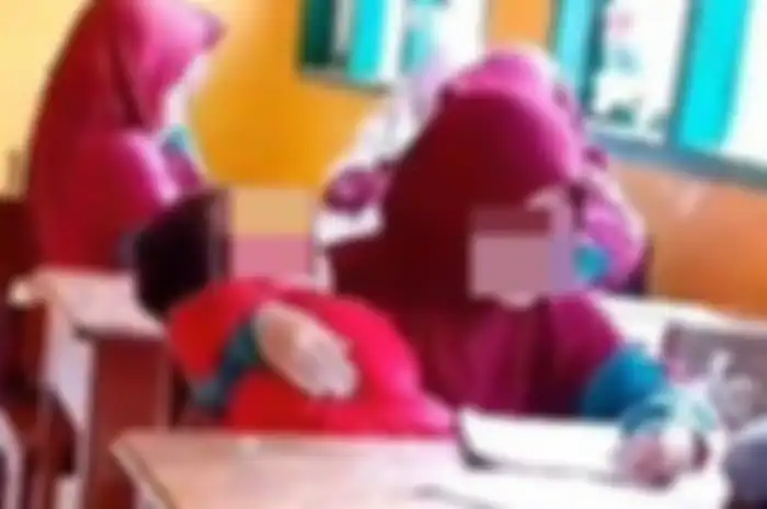 seorang siswi SD di kawasan Desa Barania, Kecamatan Sinjai Barat, Kabupaten Sinjai, Sulawesi Selatan (Sulsel) menggendong adiknya saat sekolah.