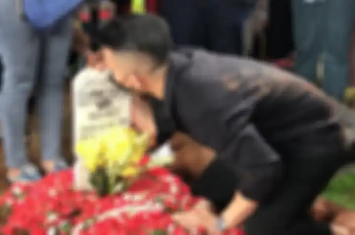 Suami Stevie Agnecya ikut turun ke liang lahat untuk menguburkan sang istri ke tempat periatirahatan terakhir