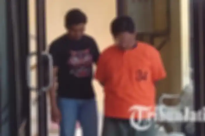 MM, guru MI cabul saat dikeler menuju ruang pemeriksaan Satreskrim Polres Bojonegoro, Rabu (20/3/2024) siang.  