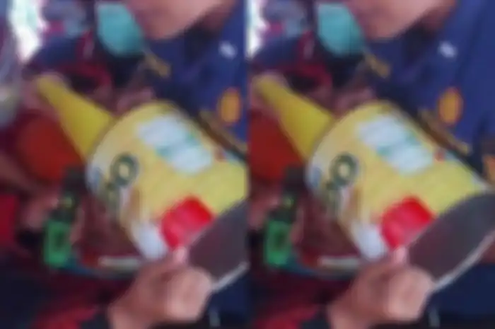 Damkar Jakarta Timur melakukan evakuasi kepala seorang Bayi Lima Tahun (Balita) berinisial A (5) yang tersangkut di kaleng susu, Senin (18/3/2024). 