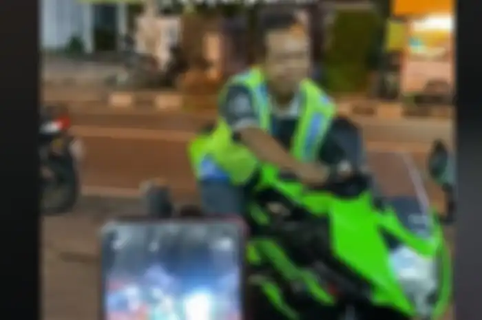  Video viral tukang parkir minta foto di sepeda motor sport milik pengunjung di Yogyakarta. 