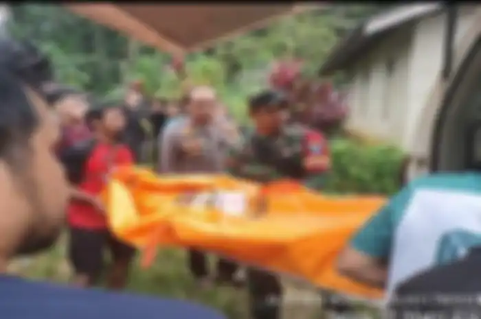 Personel Polres Landak mengevakuasi mayat seorang pria berinisial SL (55) warga Dusun Sidik Ladangan, Desa Gombang, Kecamatan Sengah Temila Kabupaten Landak pada Sabtu (9/3/2024).