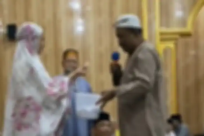 Seorang pengguna TikTok dengan akun @btari_farida, mendapat undian umroh gratis usai Sholat Tarawih di Mesjid Hanna Samsiah, kabupaten Maros, Sulsel.  