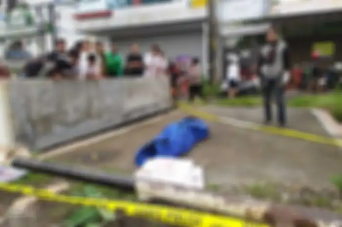 Seorang pria di Semarang ditemukan tewas bercucuran darah di tepi Jalan Majapahit, Kota Semarang, Kamis (14/3/2024).