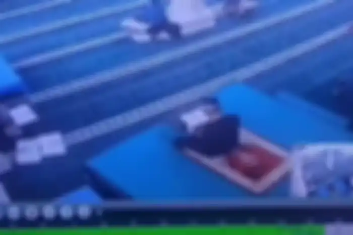Viral di media sosial video momen lansia tiba-tiba ambuk saat melantunkan ayat suci Al Quran. Kini lansia itu dinyatakan meninggal dunia. 