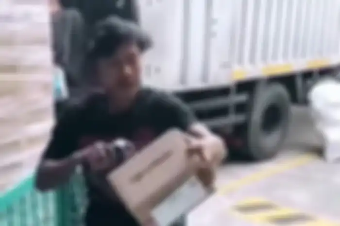 Potongan video viral yang merekam aksi pegawai ekspedisi yang lempar dan tendang paket ke dalam truk. 